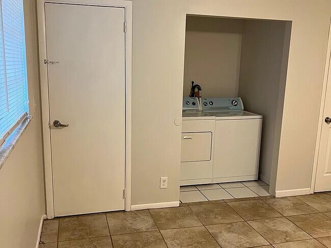 Building Photo - 552 Holly Dr