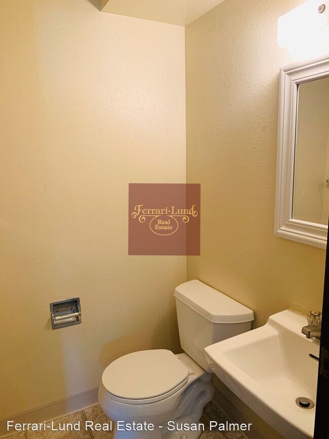 Building Photo - 3 br, 2.5 bath House - 1410 E 9th Street #1
