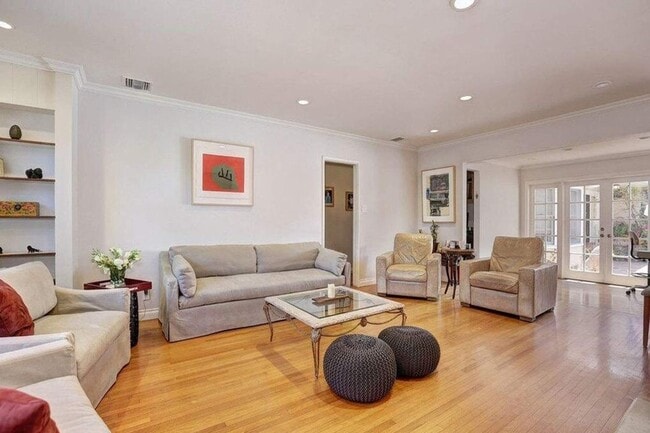 Building Photo - 3076 Earlmar Dr