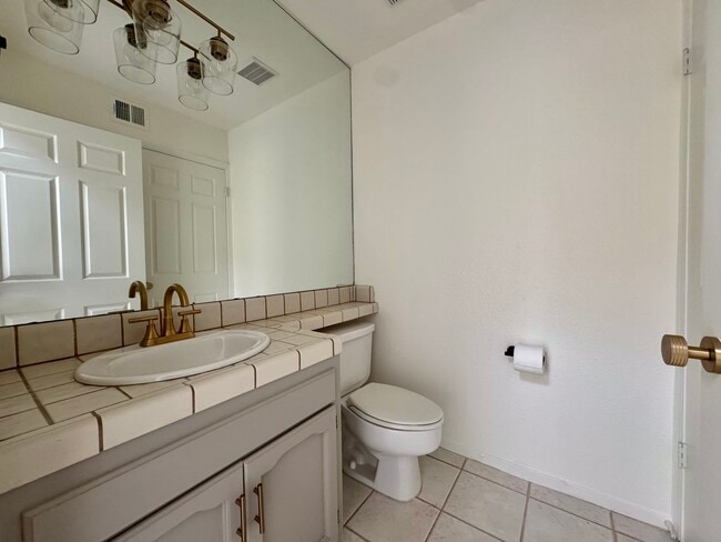 Building Photo - 983 E Foxhill Dr