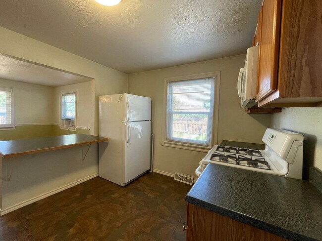 Building Photo - $0 DEPOSIT OPTION! TIMELESS VINTAGE CHARM: 2-BED, 1-BATH UNIT IN A CHARMING TRIPLEX