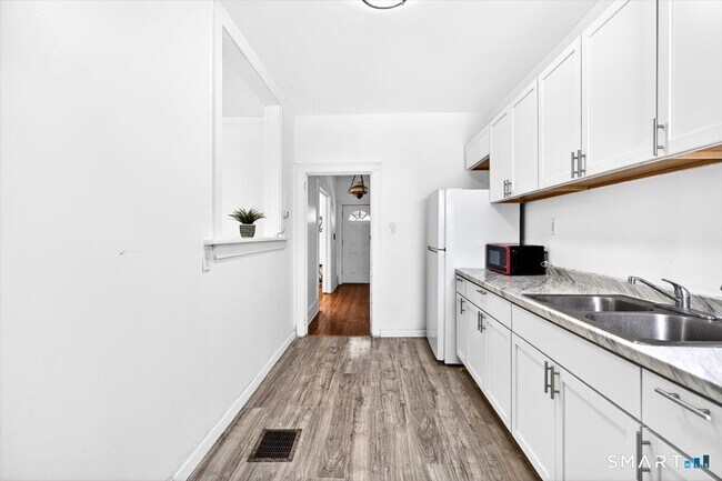 Building Photo - 408 East Ave