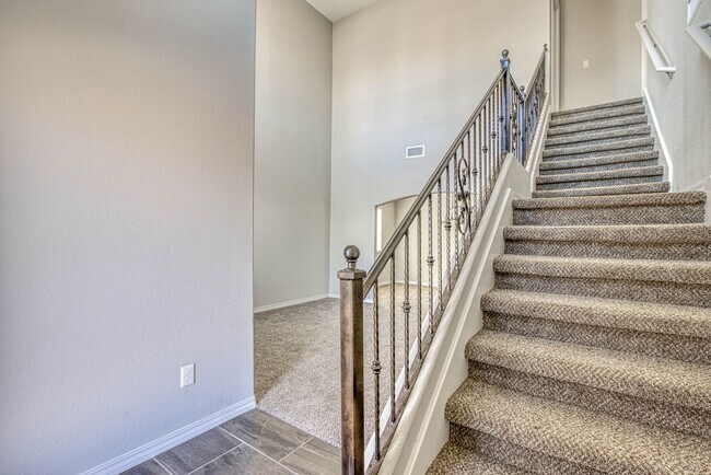 Building Photo - Beautiful East side House with 3 beds-2.5 ...
