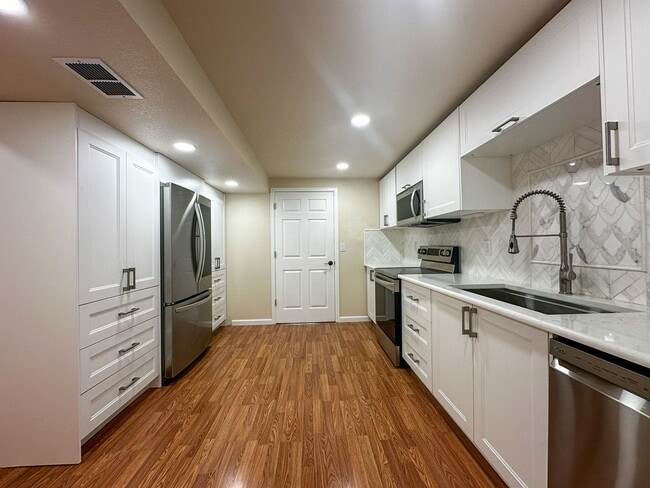 Building Photo - Luxurious Castle Pine living awaits!