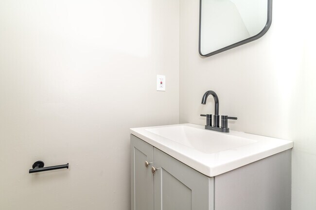 Building Photo - 4 Magnolia Ct