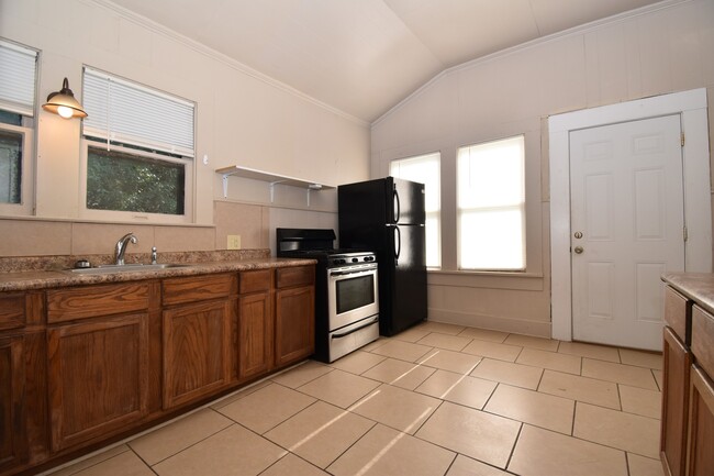 Building Photo - Large Centrally Located Home