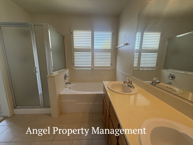 Building Photo - 1245 Oak Haven Way
