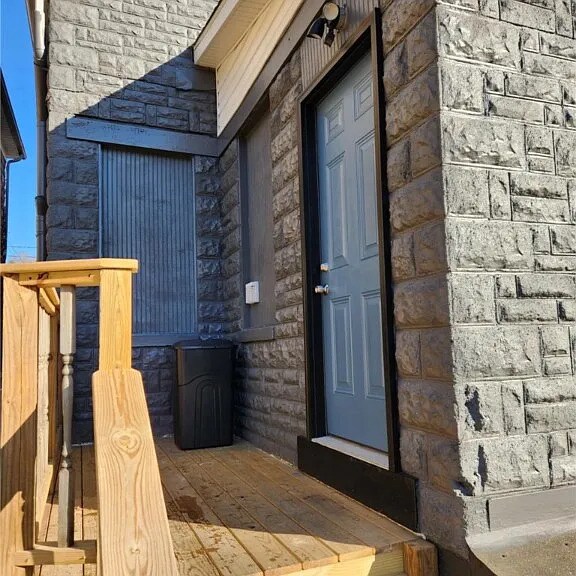 Building Photo - 639 Bell St