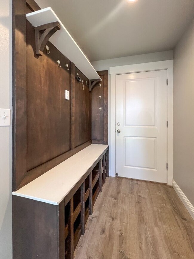 Building Photo - 2Bd/3Ba Seattle Townhouse