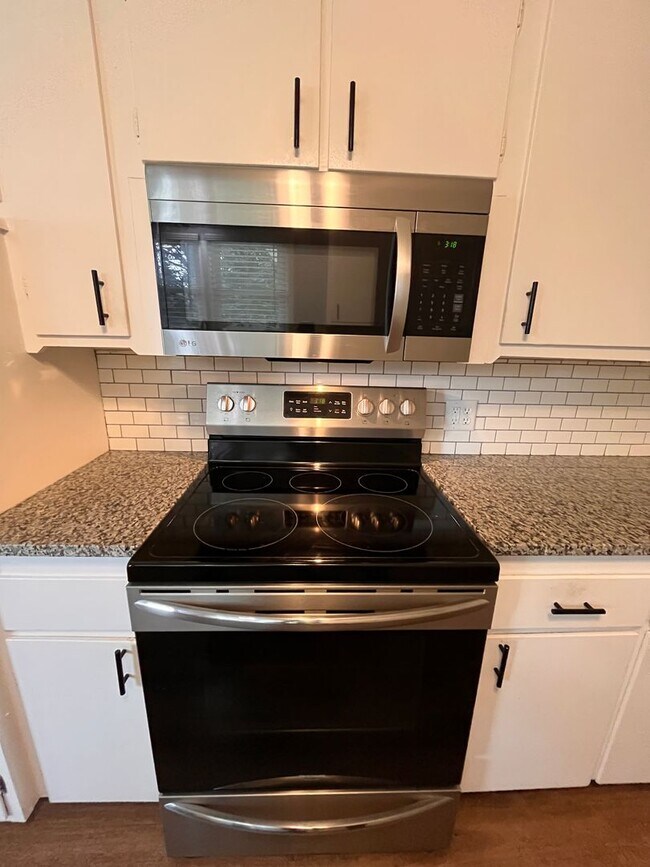 Building Photo - Upgraded 3 bed 2 bath large backyard