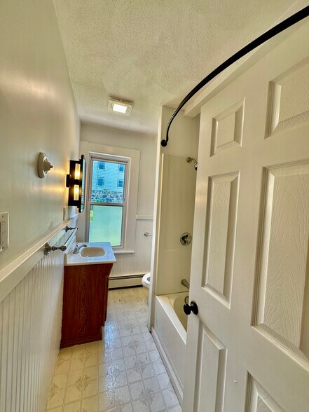 Full bathroom with clean, updated finishes - 9 Buxton Ct