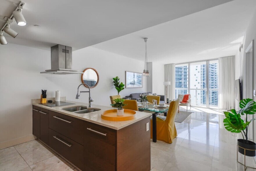 Building Photo - 485 Brickell Ave