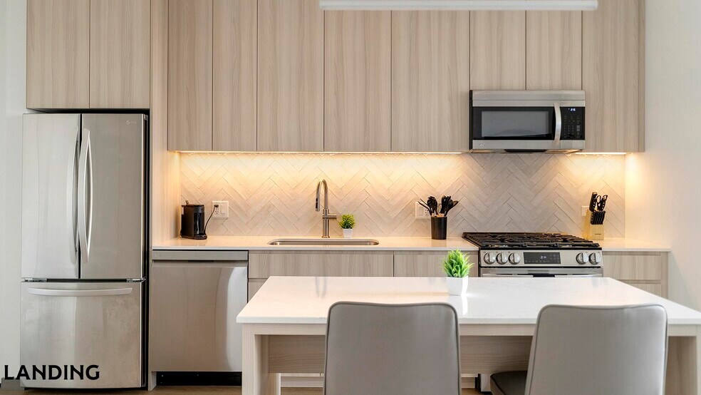 Building Photo - 513 S Damen Ave