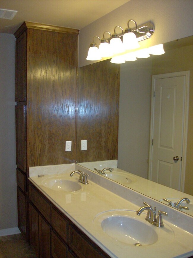 Building Photo - Beautiful 3 bed/2 bath Duplex off of Bunny Trail