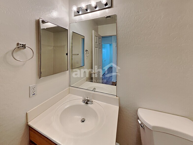 Building Photo - 9107 E Fairfield St
