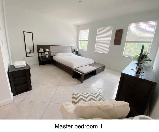 Building Photo - Luxury Townhouse West Palm Beach Gated Community two bedroom three bathrooms!