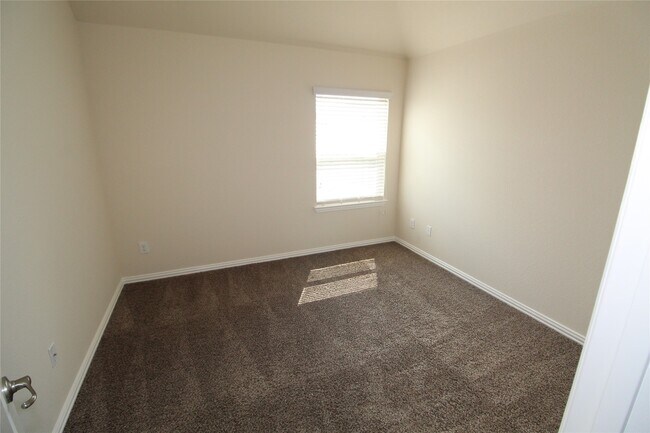 Building Photo - 627 Oak Cir Dr E