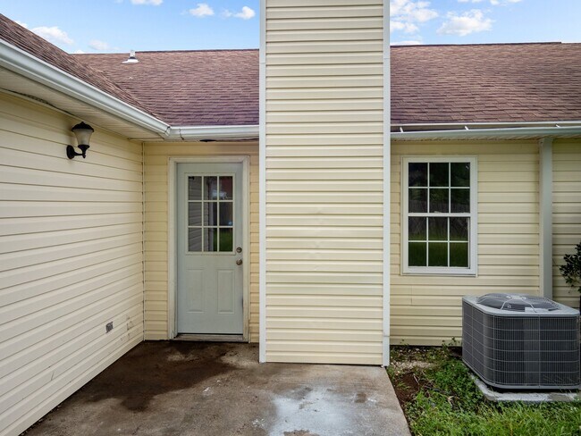 Building Photo - 1020 Furia Dr