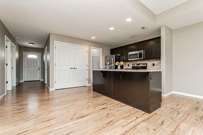 Building Photo - Duplex in Prairie Lakes