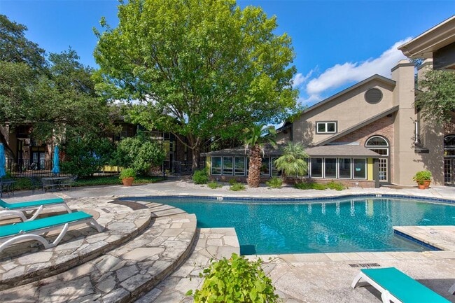 Building Photo - 7685 Northcross Dr