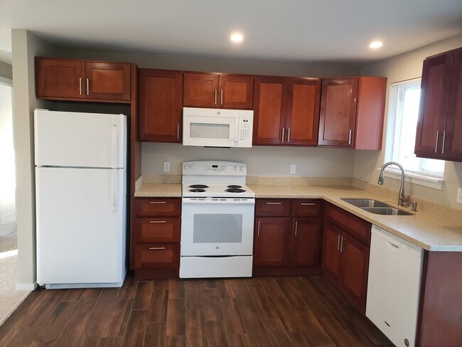 Kitchen all updated, granite counters, new appliances, tile floors, open concept - 15515 Washington St