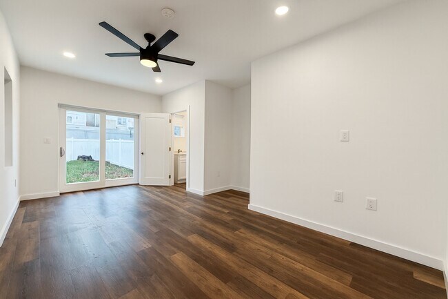 Building Photo - 451 Green Ln