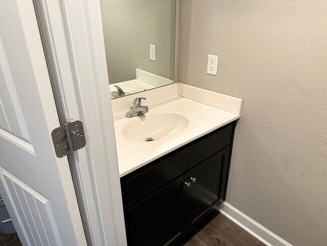 Building Photo - 3 Bed Townhome in Grain Valley