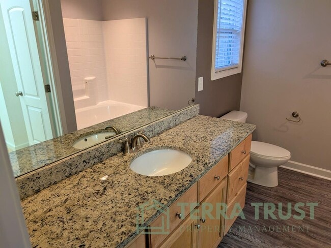 Building Photo - 806 Grace Ave