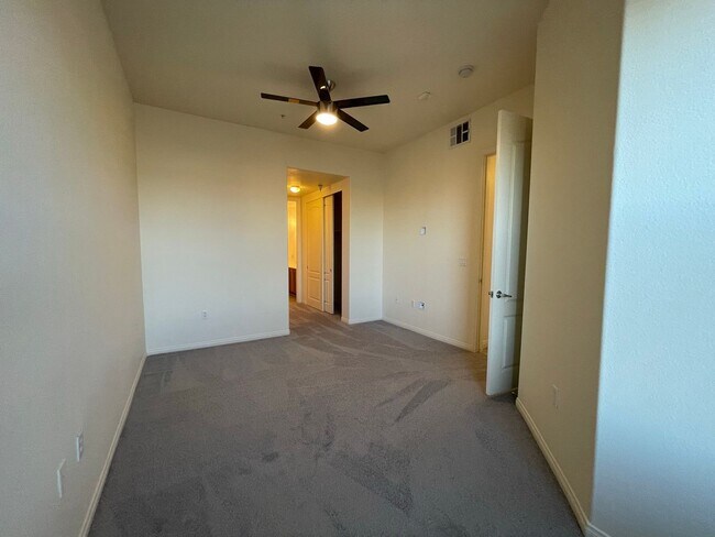 Building Photo - Available NOW!-2 Bedroom Unit in Manhattan Guard Gated Community!