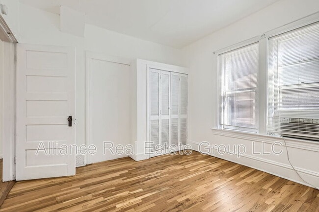 Building Photo - 39 W Byers Pl
