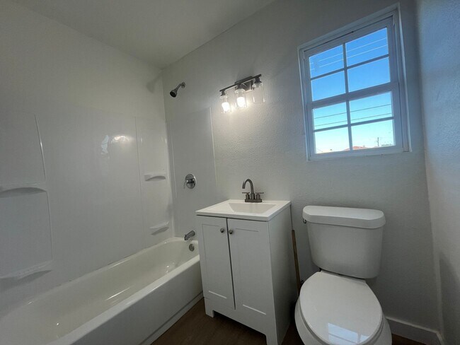 Building Photo - One Bedroom One Bath with Washer and Dryer Included