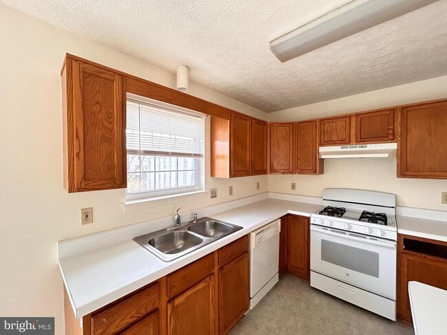 Building Photo - 209 Copperfield Ln