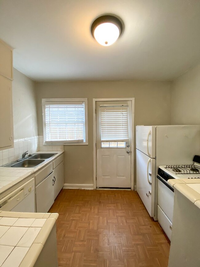 Building Photo - 1 bed, 1 bath near Avalon and Overton Park...