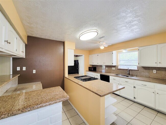 Building Photo - 16614 Cairnway Dr