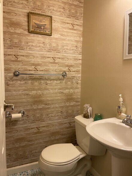 Half Bath / 1st Floor - 158 Cambridge Dr