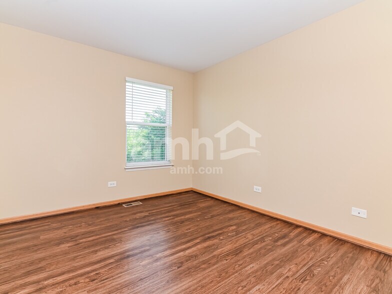 Building Photo - 204 Winding Trl