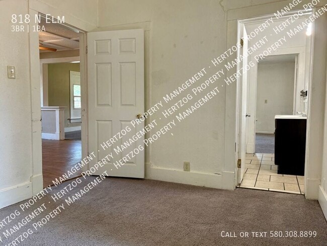 Building Photo - 818 N Elm-