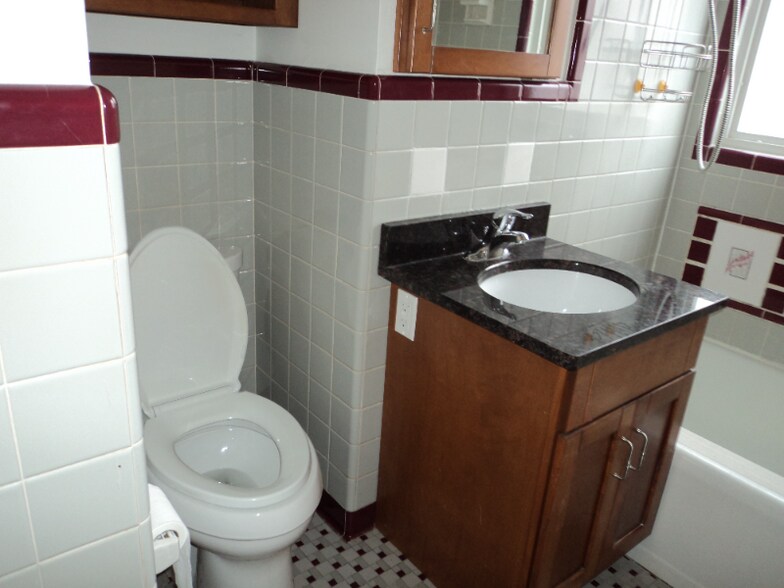 Building Photo - 1601 W Broadway