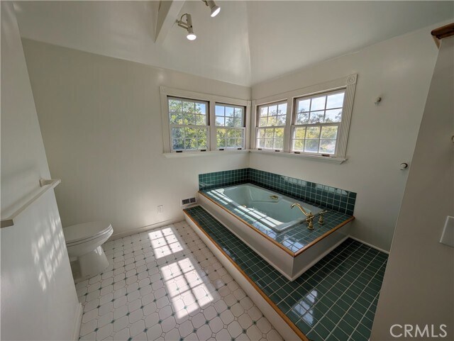 Building Photo - 582 N Sunnyslope Ave