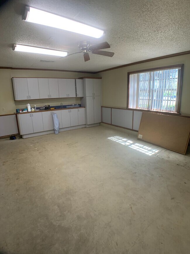 Building Photo - Lake front home with Lots of space