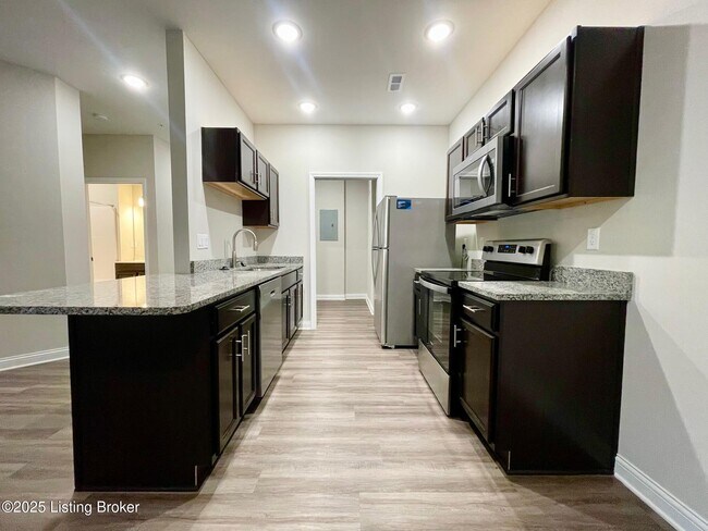 Building Photo - 8500 Westmont Dr