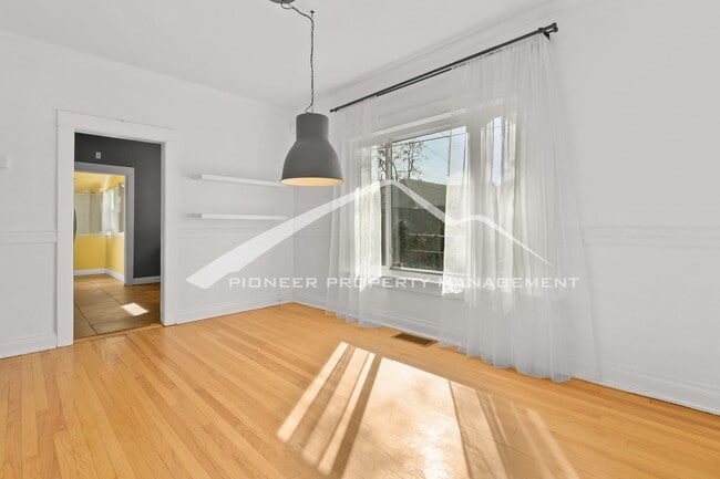 Building Photo - Beautiful Home with Washer/Dryer and Fenced Yard