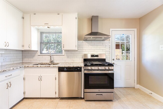 Building Photo - 1761 Mariposa Dr