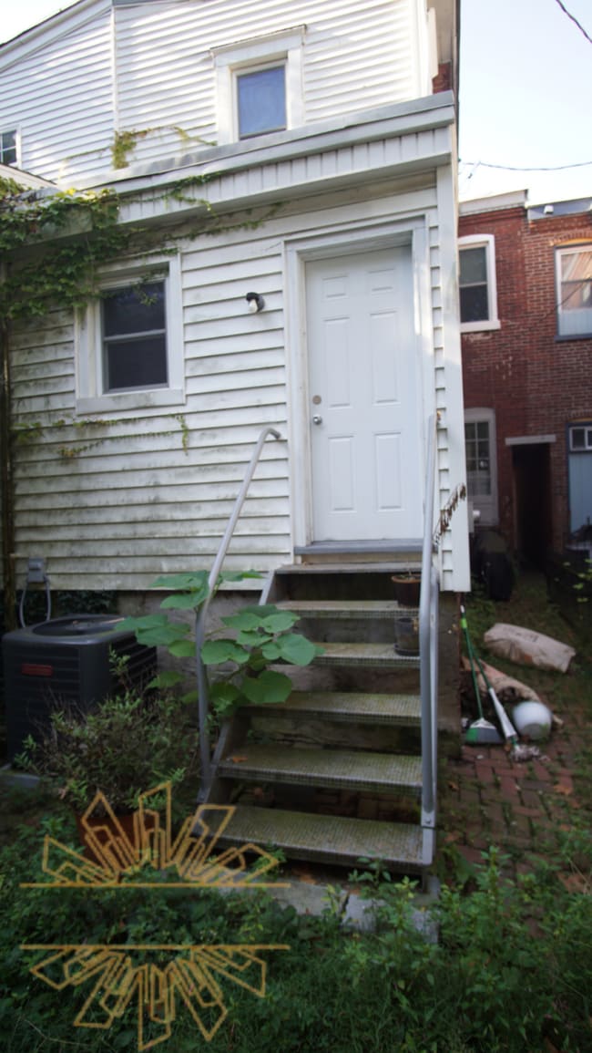 Building Photo - 107 W 13th St