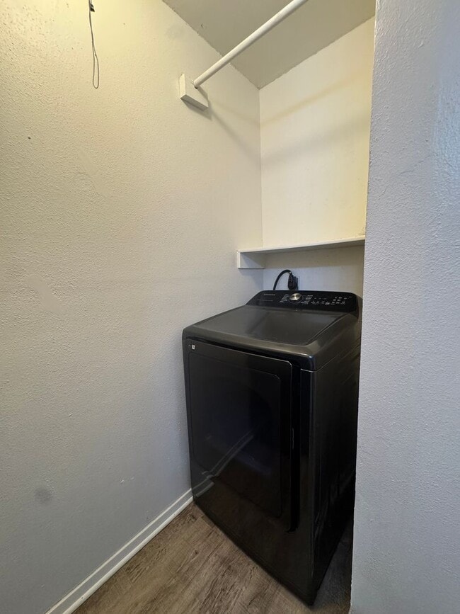 Building Photo - MOVE IN READY 3/2 LOCATED INSIDE 1604/CULE...