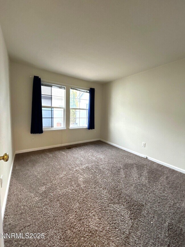 Building Photo - 3084 10 Mile Dr