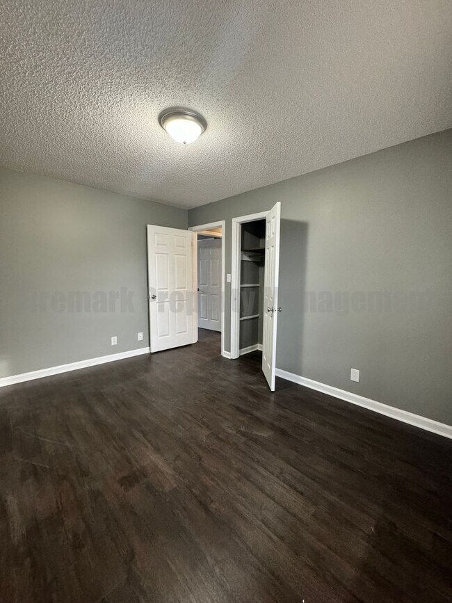 Building Photo - Newly Renovated 4 Bedroom 2 Bathroom