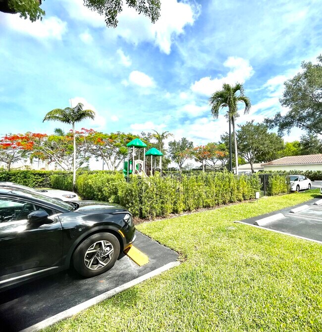 Building Photo - 9833 Baywinds Blvd