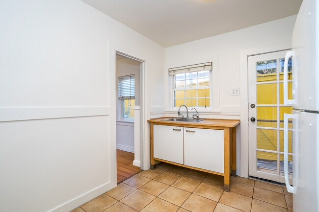 Building Photo - 700 Angelus Pl
