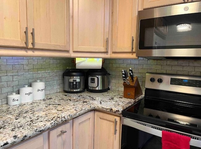 Building Photo - Spacious 2BR/2BA Condo with Garden View – ...